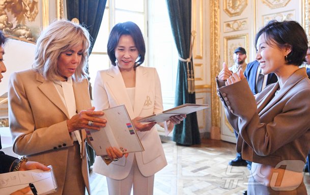 화사 한지 케이스 앨범 선물 받는 김혜경·마크롱 여사