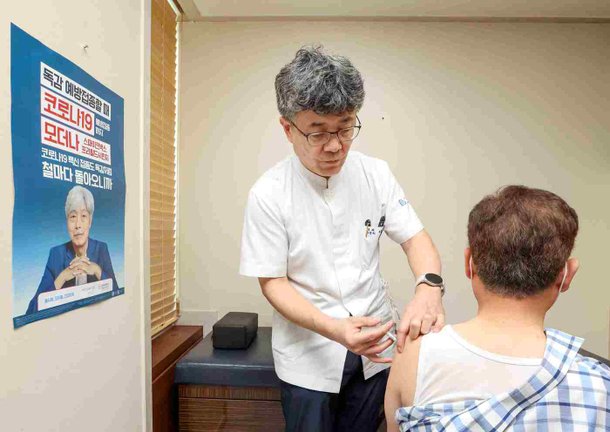 Moderna Korea begins COVID-19 vaccinations for high-risk groups