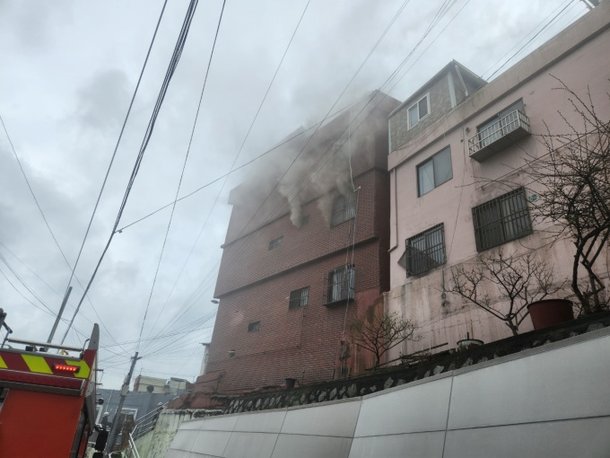 요리 중 전기레인지 펑…부산 아미동 다가구주택 화재 인명피해 없어
