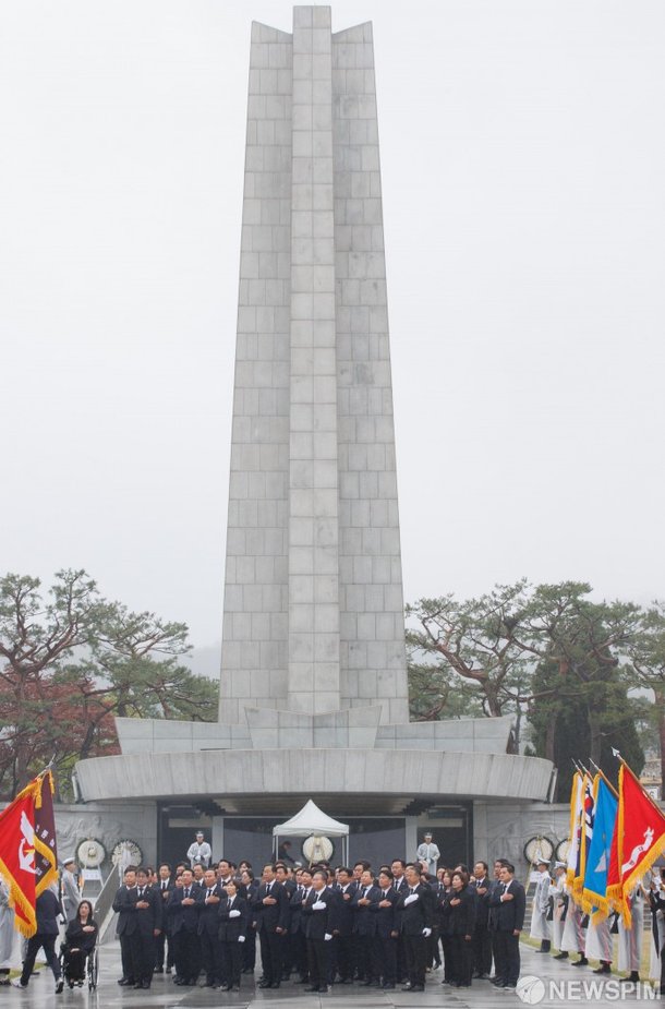 현충원 나서는 국민의힘-국민의미래 당선자들