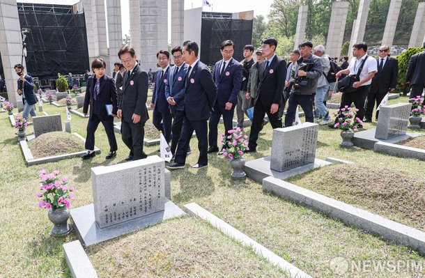 4.19혁명 기념식후 민주묘지 방문한 이재명 대표