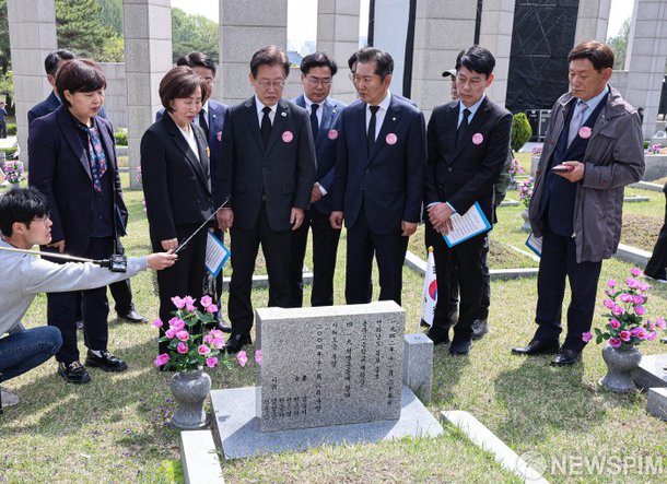 4.19혁명 민주묘지 방문한  이재명 대표