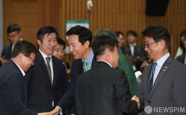 컨퍼런스 참석자와 인사 나누는 서울시장-국토부 장관