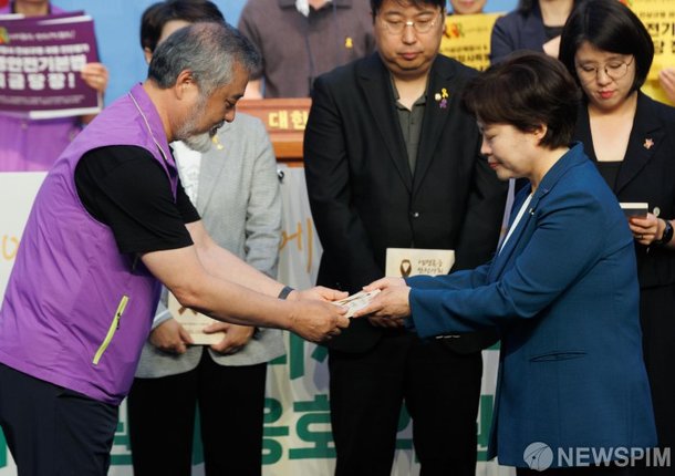 명패 받는 정춘생 조국혁신당 의원