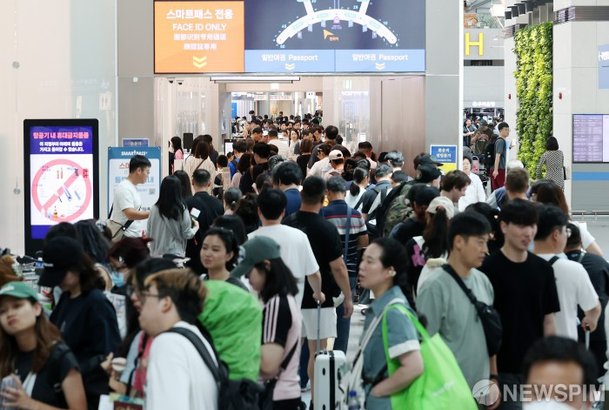 북적이는 인천공항 출국장