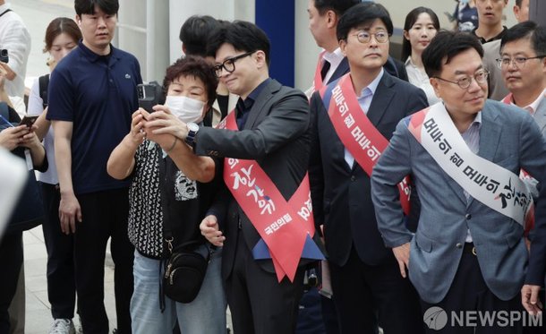 시민과 기념 촬영하는 한동훈 국민의힘 대표