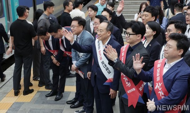 추석 귀성길 인사나선 한동훈 대표