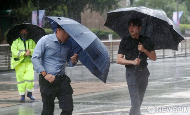 전국 곳곳 물폭탄…주택·도로 침수에 주민 긴급대피