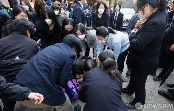 주저 앉은 이태원 참사 유가족들