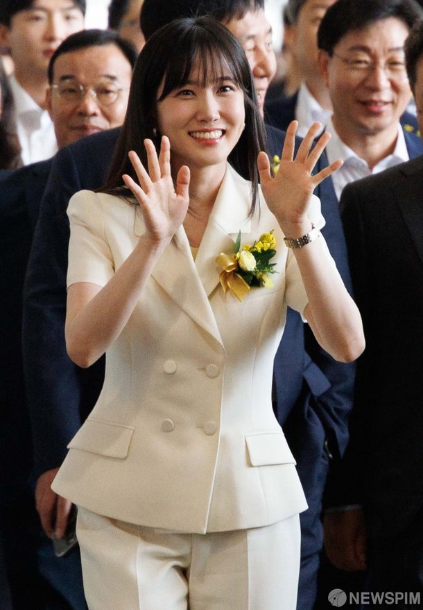 취업박람회 개막식 참석하는 박은빈