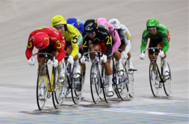 광명스피돔 경륜 레이스 장면