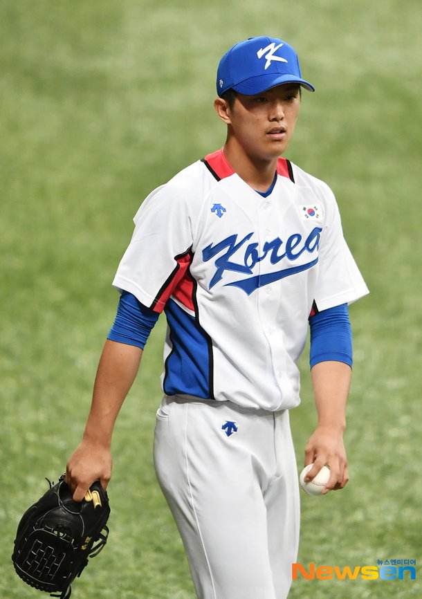 ì´ì˜ë¦¬ íƒœê·¹ê¸° ì„ ëª…í•œ êµ­ëŒ€ ìœ ë‹ˆí¼ í¬í† ì—