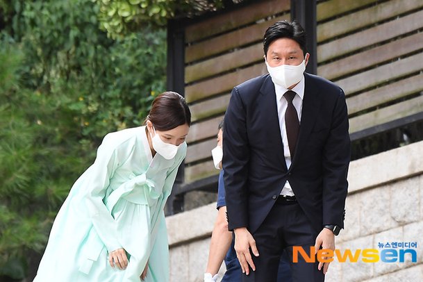 청운동 옛 자택으로 향하는 정기선 부사장 부부 [포토엔Hd] : 네이트 뉴스