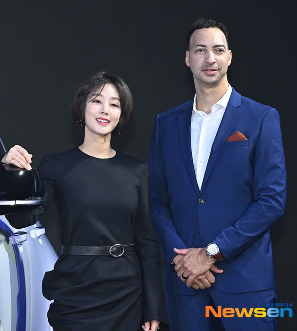 포즈 취하는 배우 김성령과 크리스 벤자민 부사장 [포토엔Hd] : 네이트뉴스