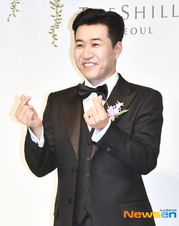 &apos;결혼&apos; 김종민, 사회자 조세호 문세윤에 금 10돈 사례? 식장서 바지 벗어(1박2일)