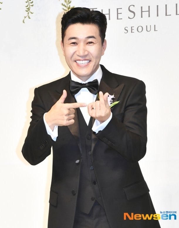 &apos;11살 연하♥&apos; 김종민, 신혼여행 안 갔다 행사철이라 돈 벌고 간다고(컬투쇼)