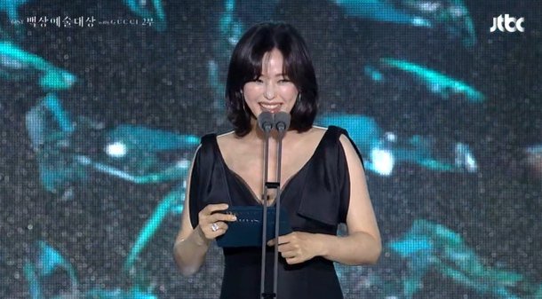둘째 임신 이하늬 임산부의 우아한 드레스 자태 무거운 몸으로 촬영 [백상예술대상]