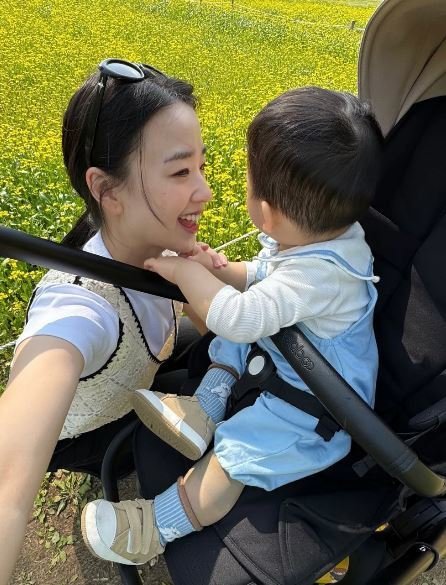 &apos;금융맨♥&apos; 손연재, 72억 자택 또 나갔다…어린 子와 마주보고 &apos;행복&apos; 그 자체