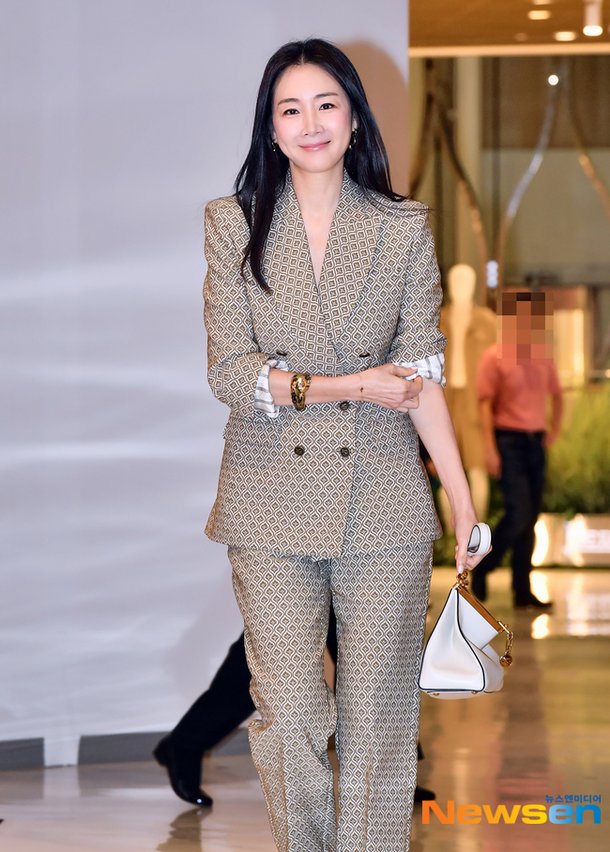 최지우, 49세 맞아? 가슴 깊게 파인 슈트마저 소화…마네킹 같은 자태