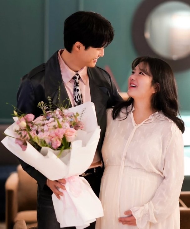 &apos;이용식 딸&apos; 이수민♥원혁 득녀, 3kg 딸 품에 안았다 회복 중, 출산은 방송 통해 공개