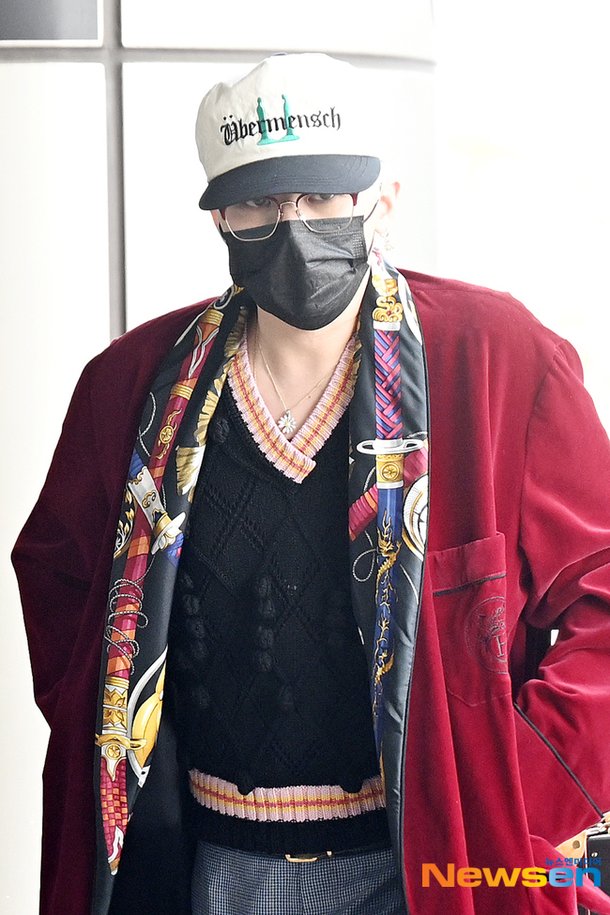 지드래곤, 이번엔 목욕 가운 걸친 공항패션…할머니 스카프처럼 유행할까?