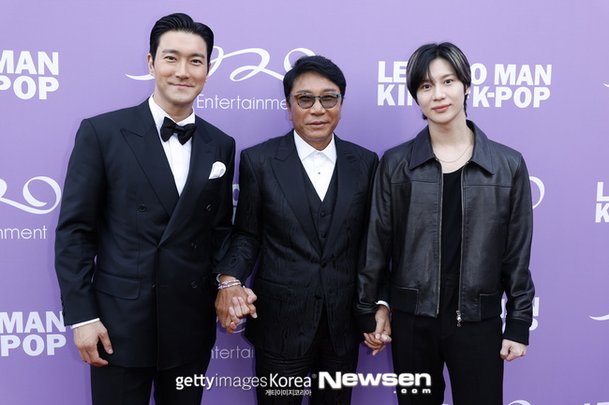 SM 떠난 이수만, LA 포착…태민 최시원 손잡고 아빠미소[파파라치컷]