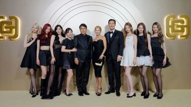 SM 떠난 이수만, 미국行…조카 소녀시대 써니 팔짱에 함박미소