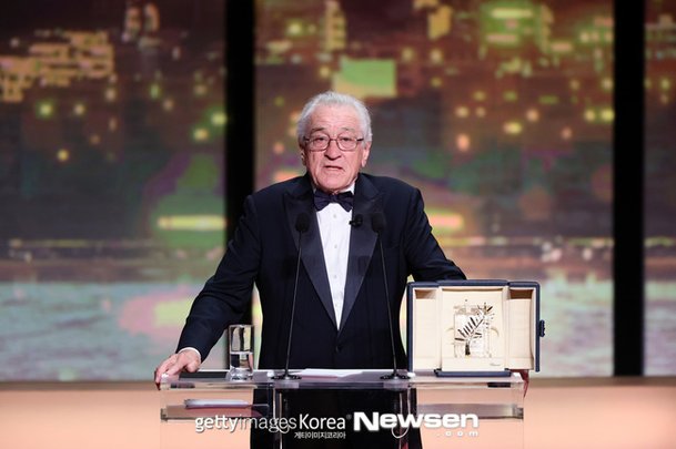 로버트 드 니로, 칸 공로상 받고 작심 발언 트럼프=속물[할리우드비하인드]