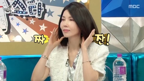 60세 백지연, 목주름 없는 탱탱한 피부 과시 휴대전화 볼 때도 조심(라스)