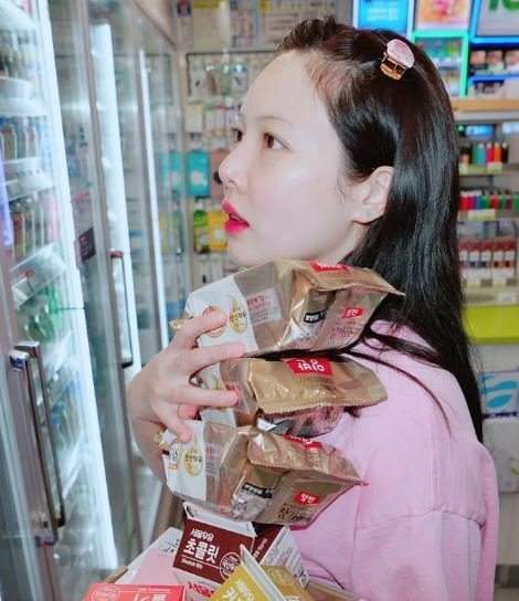 용준형♥ 행복해 살 찐 현아, 다이어트 잠깐 눈 감아…편의점 플렉스 몰입 근황