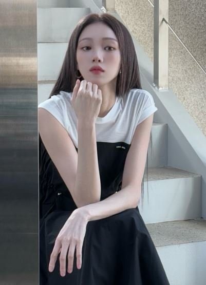 이성경, 대놓고 달라진 비주얼…핼쑥해진 얼굴살에 베일 것 같은 턱선 깜짝
