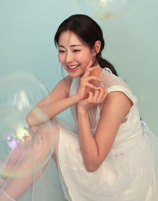 &apos;병원장 딸&apos; 신슬기, CF까지 섭렵…금수저 넘어선 진짜 &apos;금빛 행보&apos;