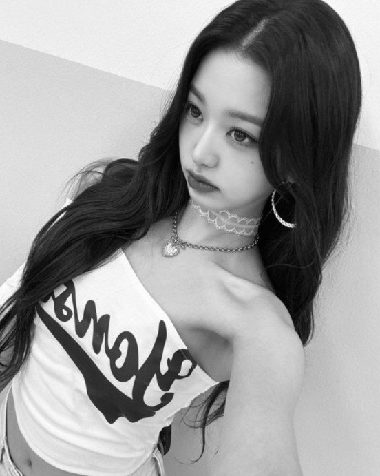 장원영, 흑백 필터로 &apos;정치색&apos; 칼차단했다…여신 비주얼은 못 숨겼네