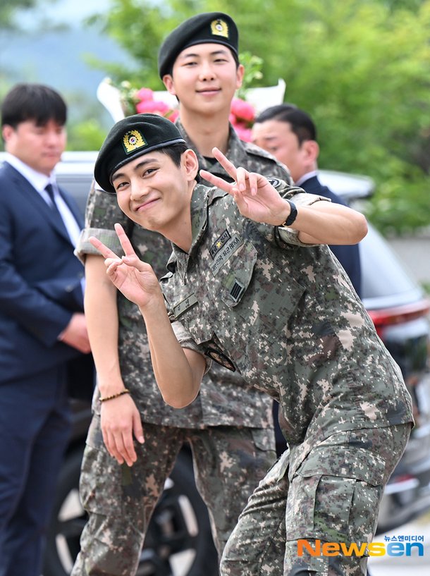 방탄소년단 뷔, &apos;오늘 전역 기념 브이&apos; [포토엔HD]