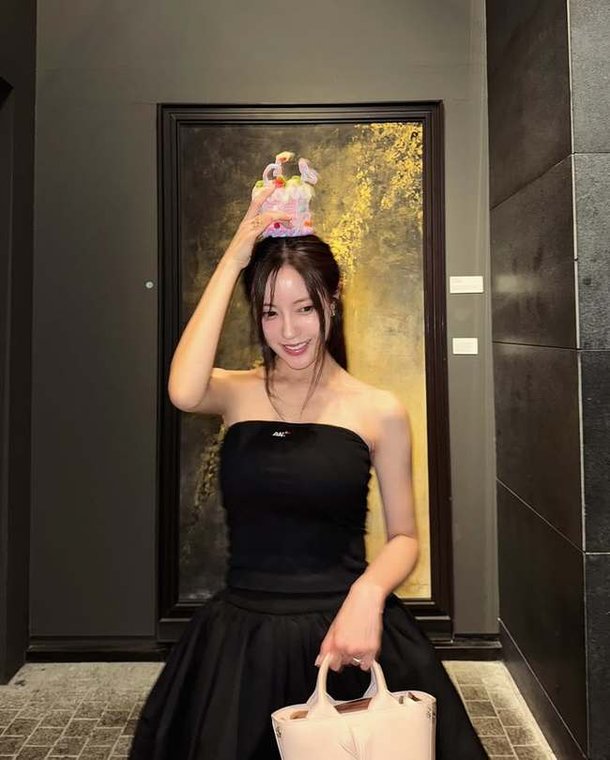 &apos;금융맨♥&apos; 효민, 국내 2벌 드레스 입고 초호화 생일파티…결혼 후 물오른 미모