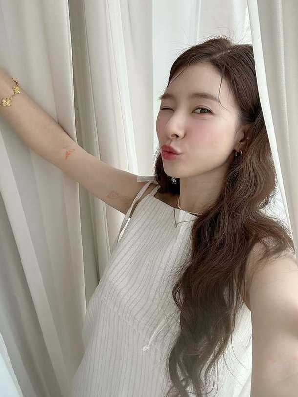 열애설 부인 김소은, 새하얀 팔뚝에 타투…반전 민소매 패션