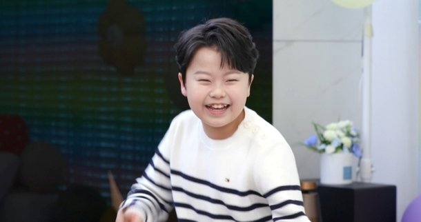 &apos;만 11세&apos; 황민호, 행사장서 받은 용돈이 300만원 비밀 금고 생겼다(편스토랑)