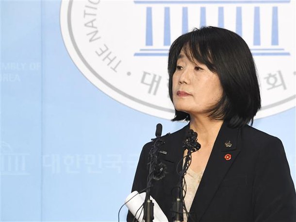 ìœ¤ë¯¸í–¥ êµ­íšŒì˜ì› ìžë¦¬ ì´í•´ ë˜ë‚˜ ì „ì§ ì•„ì´ëŒì˜ ì •ì¹˜ ë¹„íŒ ì´ìŠˆí