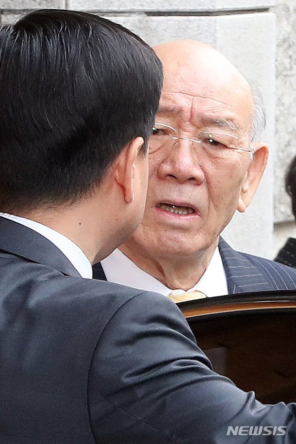 ì „ë'í™˜ ì „ ëŒ€í†µë ¹ 23ë…„ë§Œì— ë²•ì • ì¶œì„ ë„¤ì´íŠ¸ ë‰´ìŠ¤