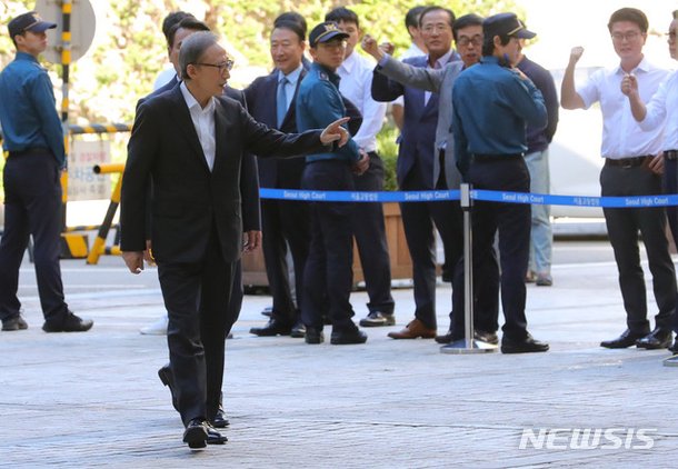 지지자들에게 손짓하는 이명박 전 대통령 네이트 뉴스