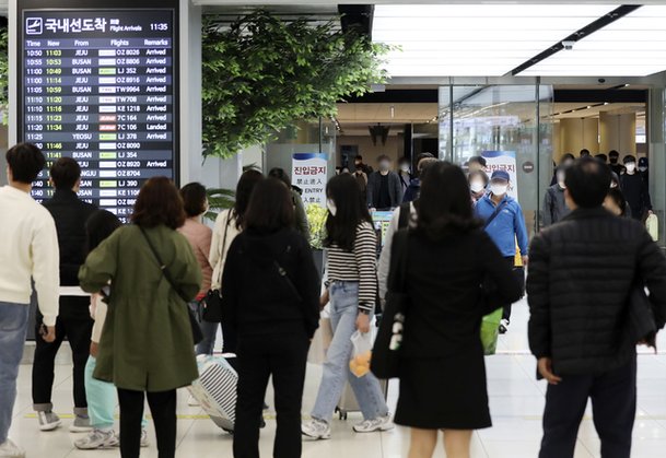 봄나들이객 도착한 김포공항 국내선 도착장 : 네이트 뉴스