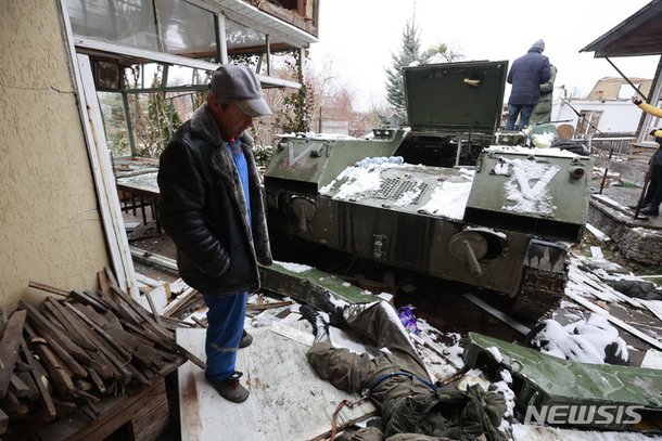 러시아군 시신 바라보는 우크라이나 주민 : 네이트 뉴스