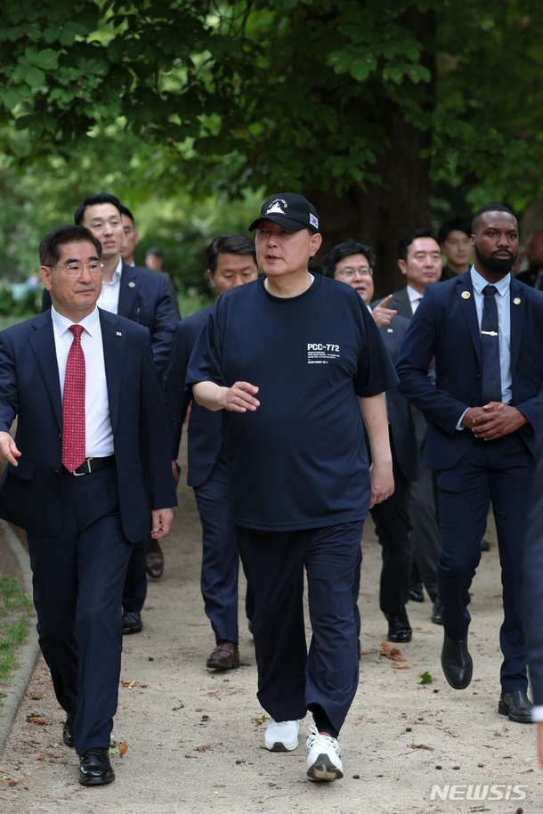 천안함 티셔츠 입고 산책하는 윤 대통령