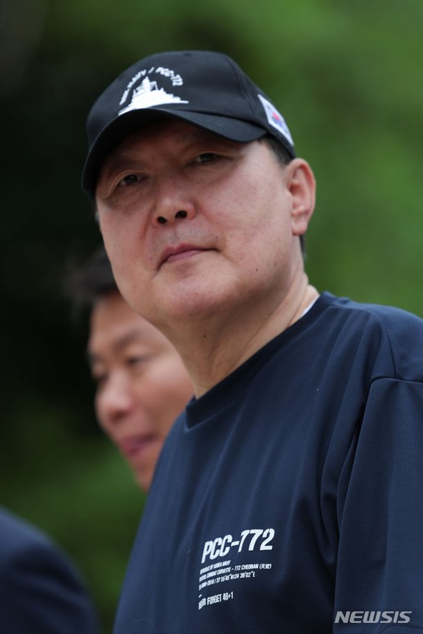 윤 대통령 천안함 티셔츠 입고 파리 몽소 공원 산책