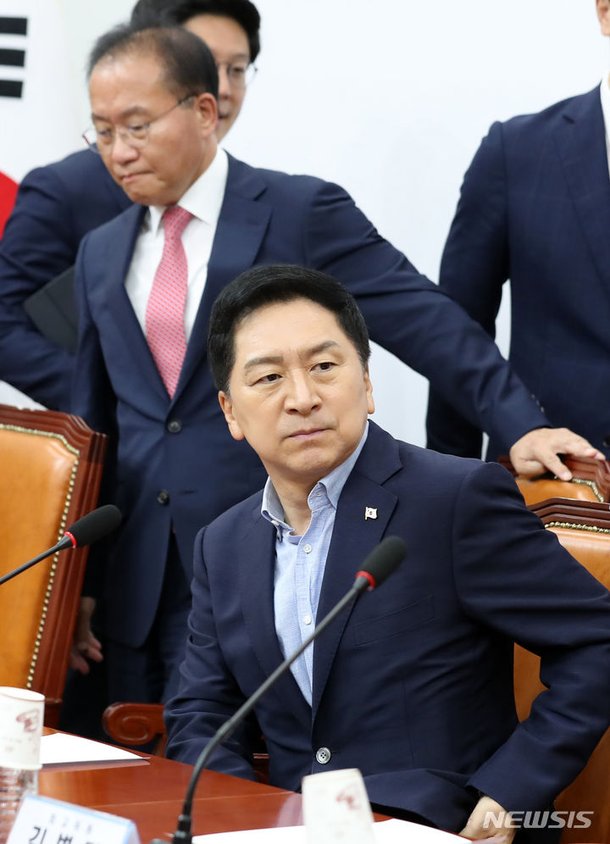 최고위원회의 참석하는 김기현 대표