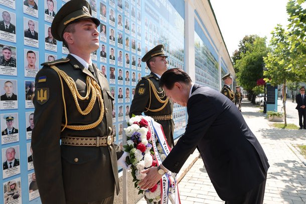 윤석열 대통령, 우크라이나 키이우 추모의 벽 헌화
