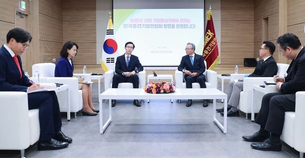 최진식 중견기업연합회장과 대화하는 방문규 장관