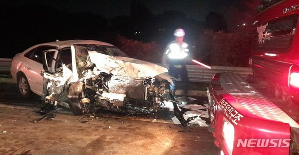 고속도로 역주행 그랜저, 차량 2대 충돌…1명 사망·3명 부상
