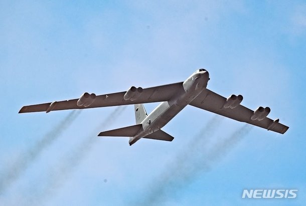 미군 전략폭격기 B-52 서울 상공 비행 후 국내 공군기지 착륙 [뉴시스Pic]