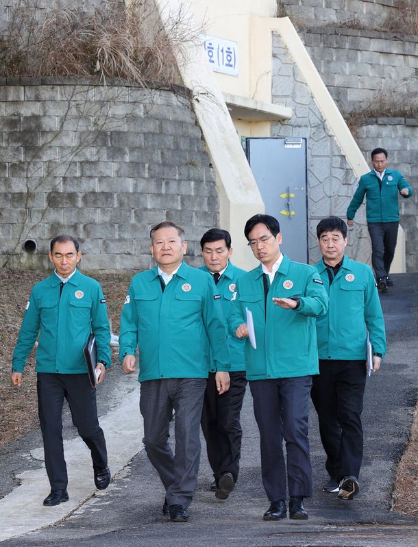 민방위 대피시설 점검하는 이상민 장관
